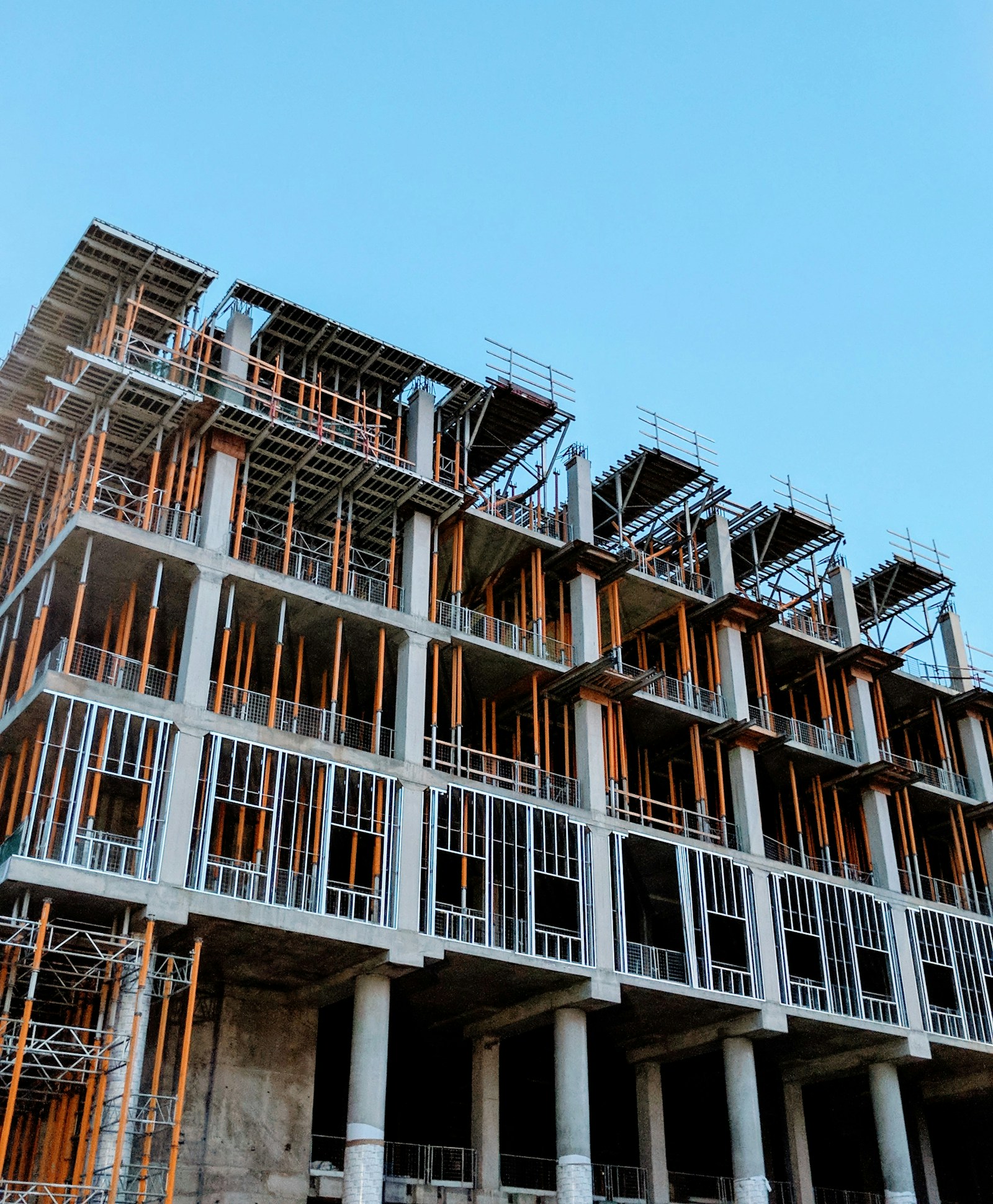 Betonrohbau mit Gerüst auf einer Baustelle